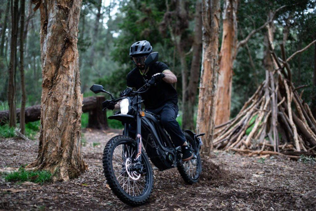 Bicicletă electrică pregătită pentru aventură